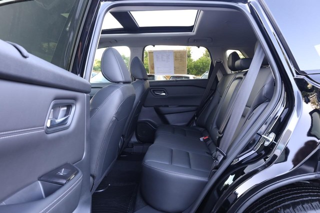 Nissan Rogue Vehicle Image 24