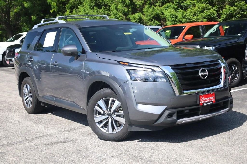 Nissan Pathfinder Vehicle Image 02