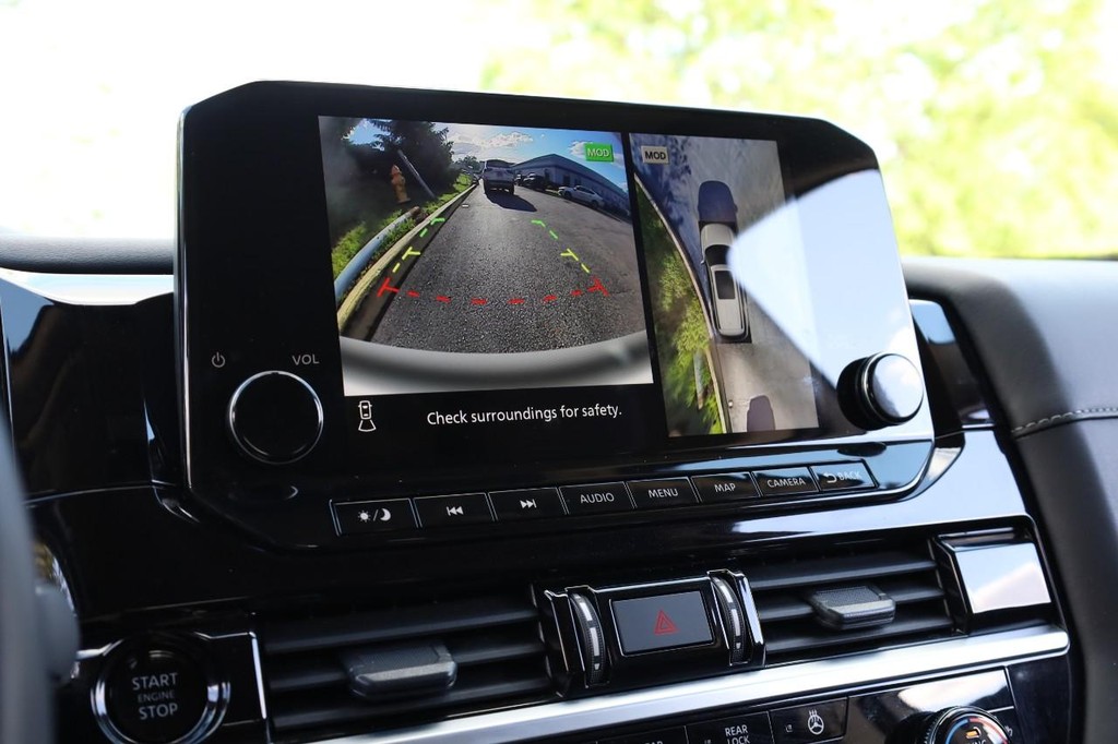 Nissan Pathfinder Vehicle Image 15