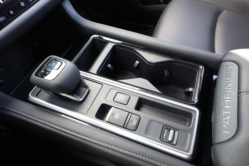 Nissan Pathfinder Vehicle Image 18