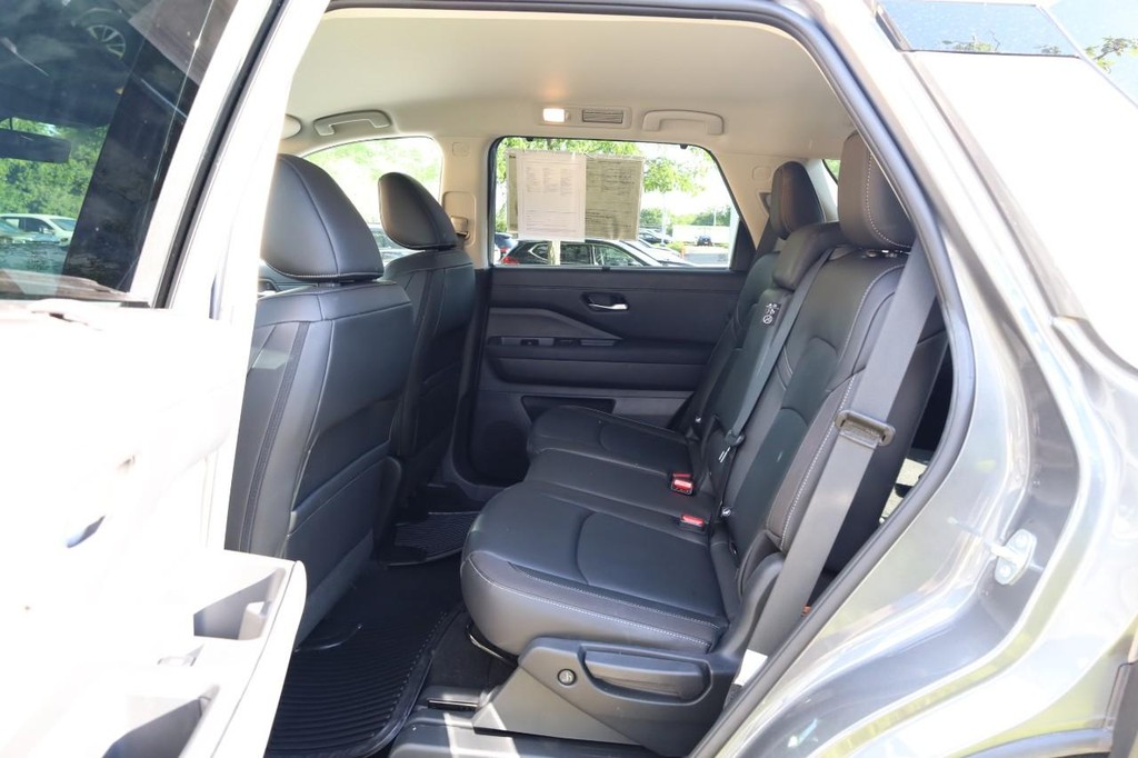 Nissan Pathfinder Vehicle Image 23