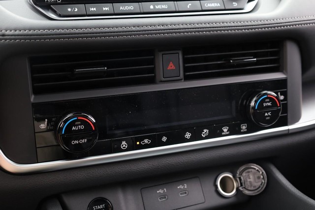 Nissan Rogue Vehicle Image 15