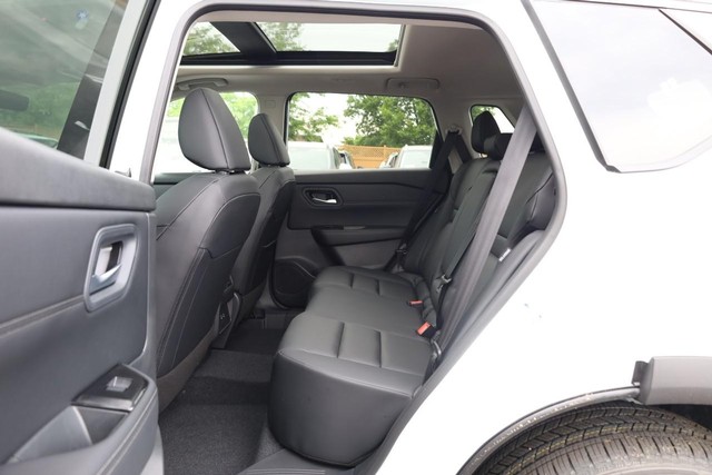 Nissan Rogue Vehicle Image 22