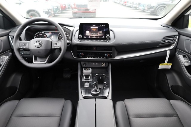 Nissan Rogue Vehicle Image 24