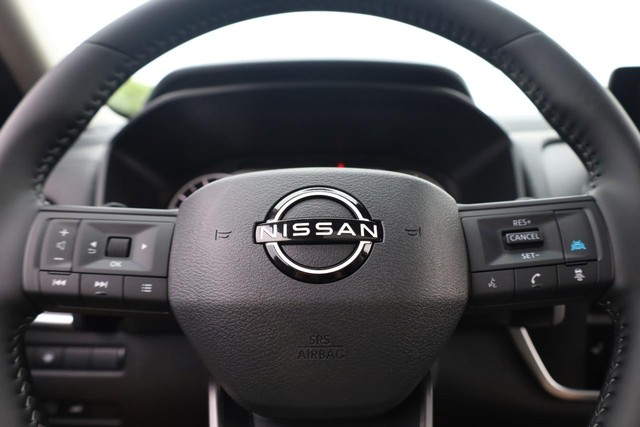 Nissan Rogue Vehicle Image 11