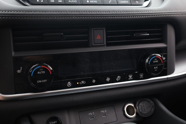 Nissan Rogue Vehicle Image 15