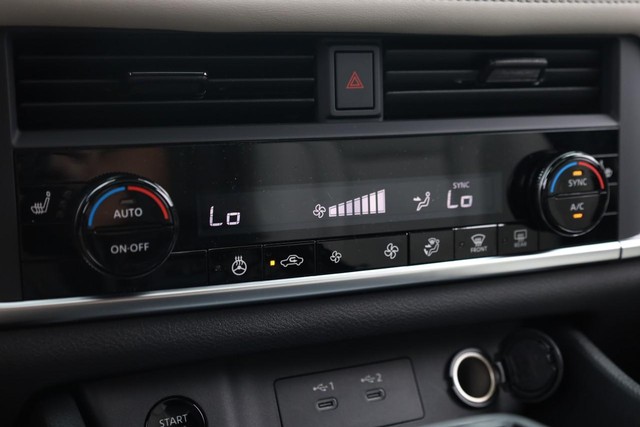 Nissan Rogue Vehicle Image 15