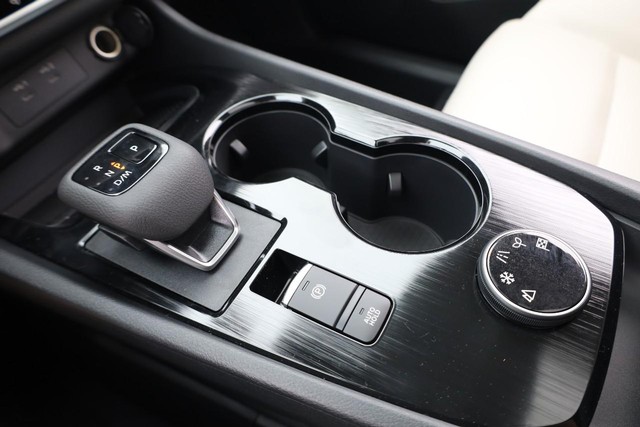 Nissan Rogue Vehicle Image 17
