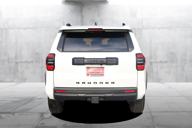 Toyota 4Runner Vehicle Full-screen Gallery Image 6