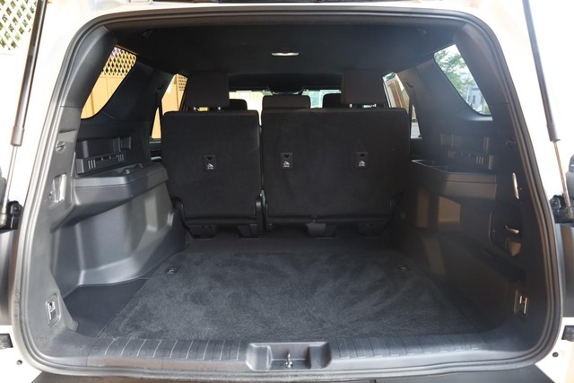 Toyota 4Runner Vehicle Full-screen Gallery Image 7