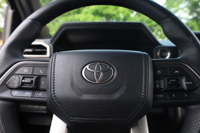 Toyota 4Runner Vehicle Full-screen Gallery Image 9