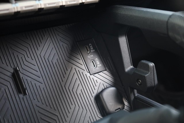 Toyota 4Runner Vehicle Full-screen Gallery Image 14
