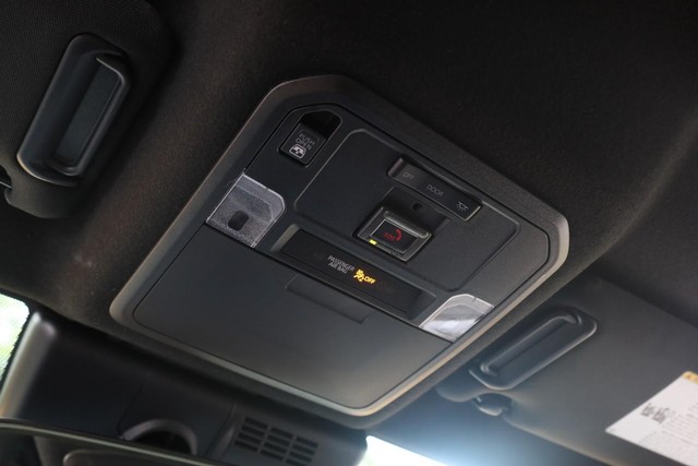 Toyota 4Runner Vehicle Full-screen Gallery Image 16