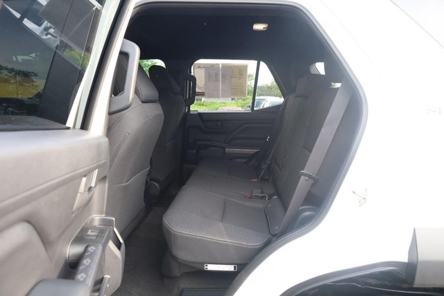 Toyota 4Runner Vehicle Full-screen Gallery Image 20