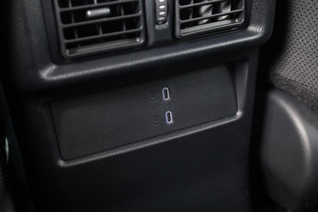 Toyota 4Runner Vehicle Full-screen Gallery Image 21