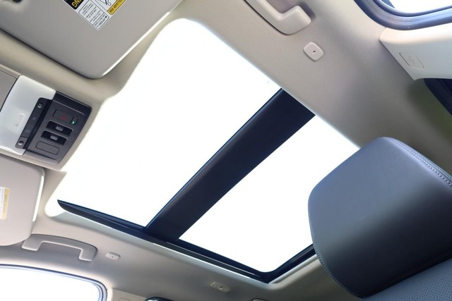 Nissan Rogue Vehicle Image 09