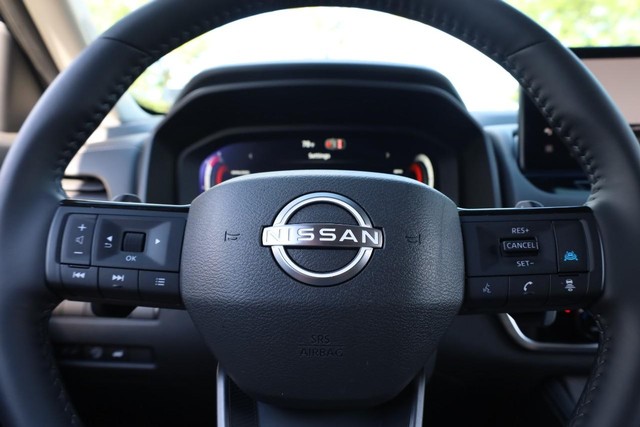 Nissan Rogue Vehicle Image 11