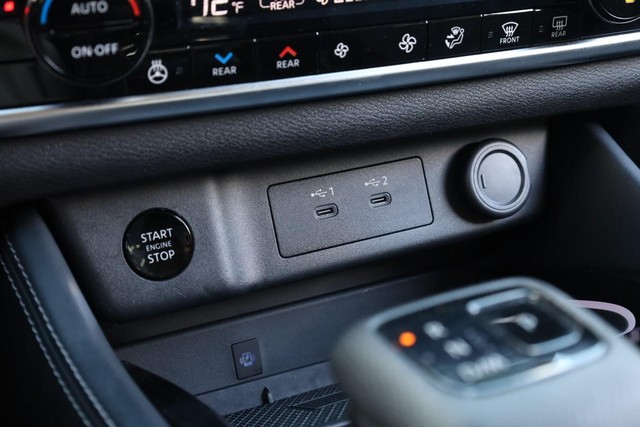 Nissan Rogue Vehicle Image 17