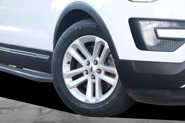 Ford Explorer Vehicle Image 03