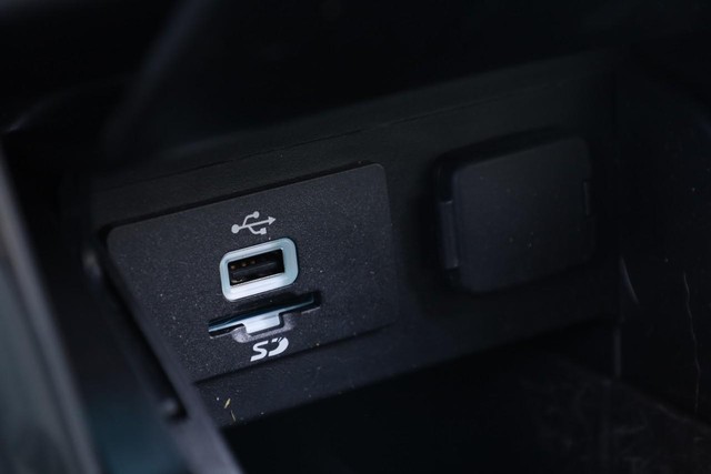 Ford Explorer Vehicle Image 16