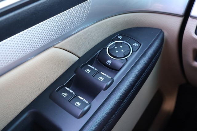Ford Explorer Vehicle Image 19