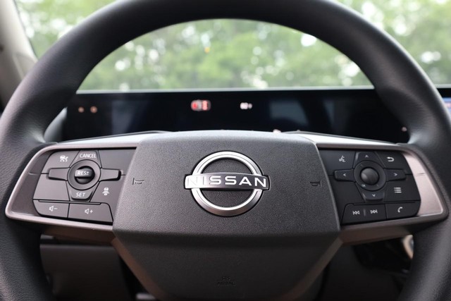 Nissan Sentra Vehicle Image 09
