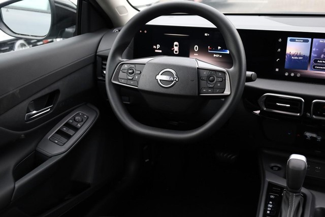 Nissan Sentra Vehicle Image 24