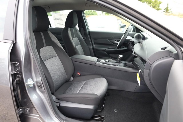 Nissan Sentra Vehicle Image 25