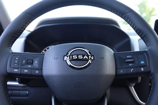 Nissan Rogue Vehicle Image 11