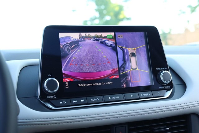 Nissan Rogue Vehicle Image 14