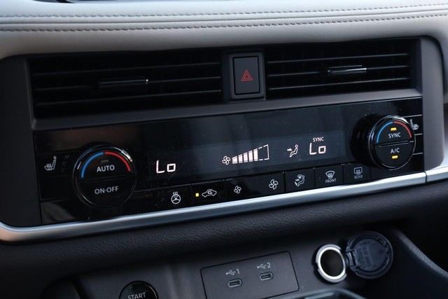 Nissan Rogue Vehicle Image 15