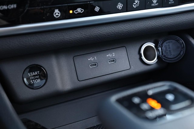 Nissan Rogue Vehicle Image 16