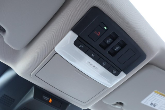 Nissan Rogue Vehicle Image 18