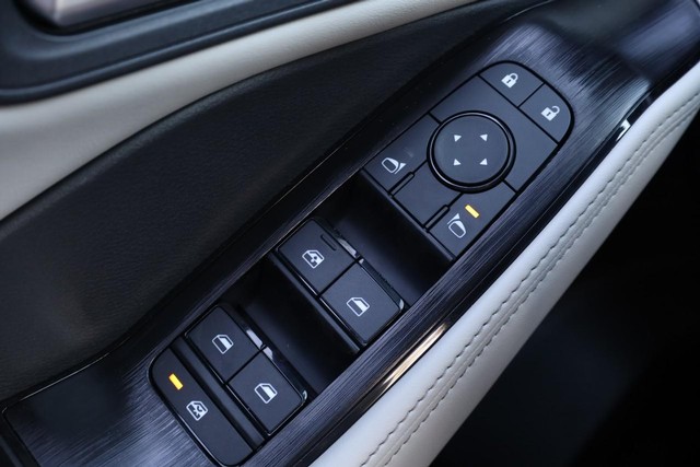 Nissan Rogue Vehicle Image 19