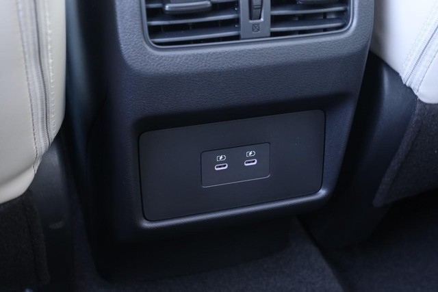 Nissan Rogue Vehicle Image 23