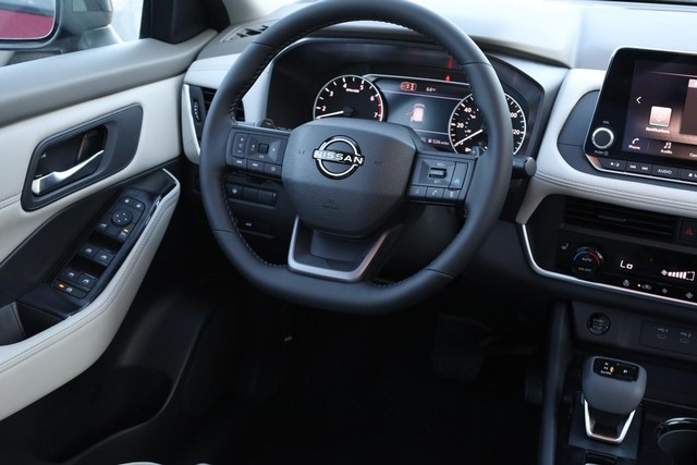 Nissan Rogue Vehicle Image 25