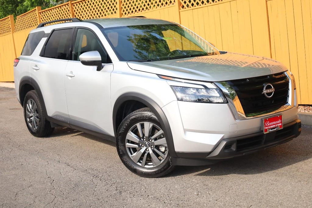 Nissan Pathfinder Vehicle Image 02
