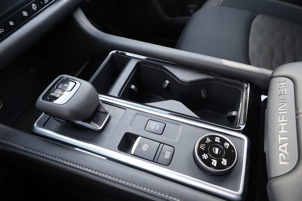 Nissan Pathfinder Vehicle Image 17