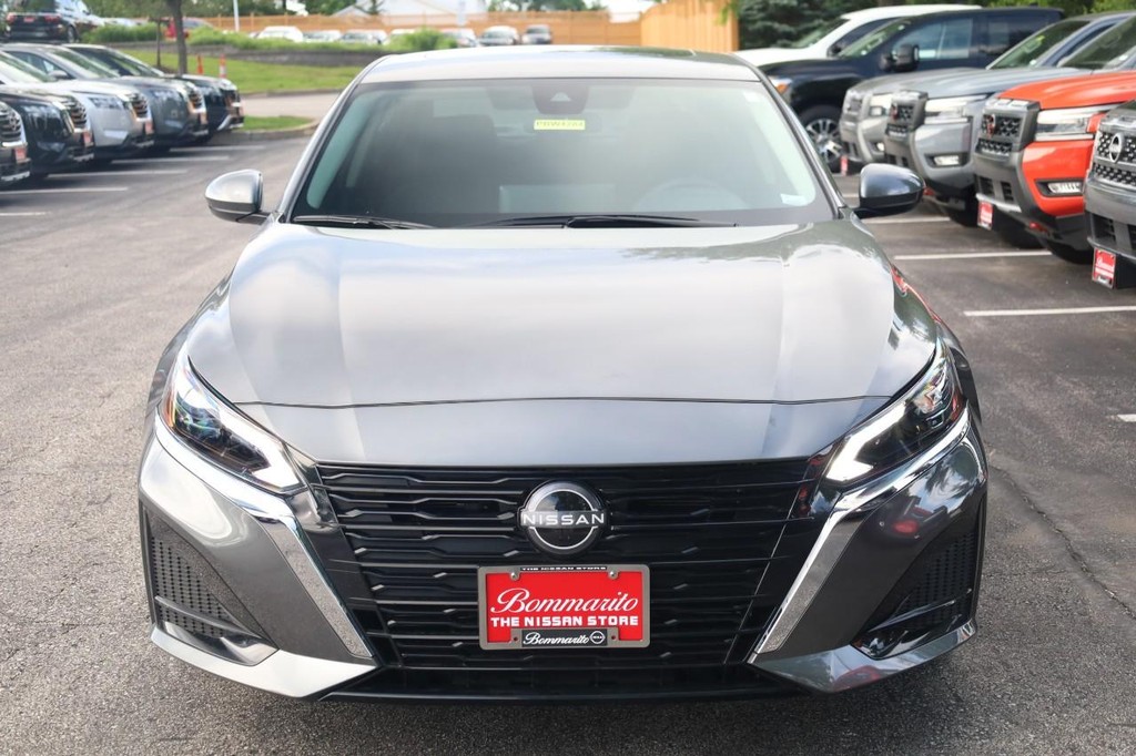 Nissan Altima Vehicle Image 04