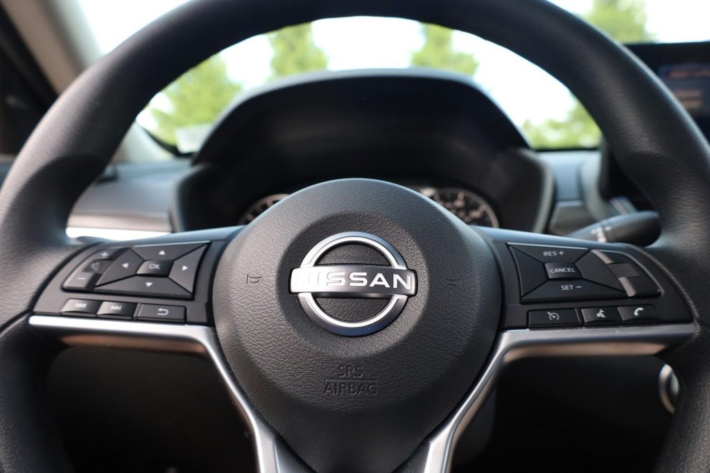 Nissan Altima Vehicle Image 10