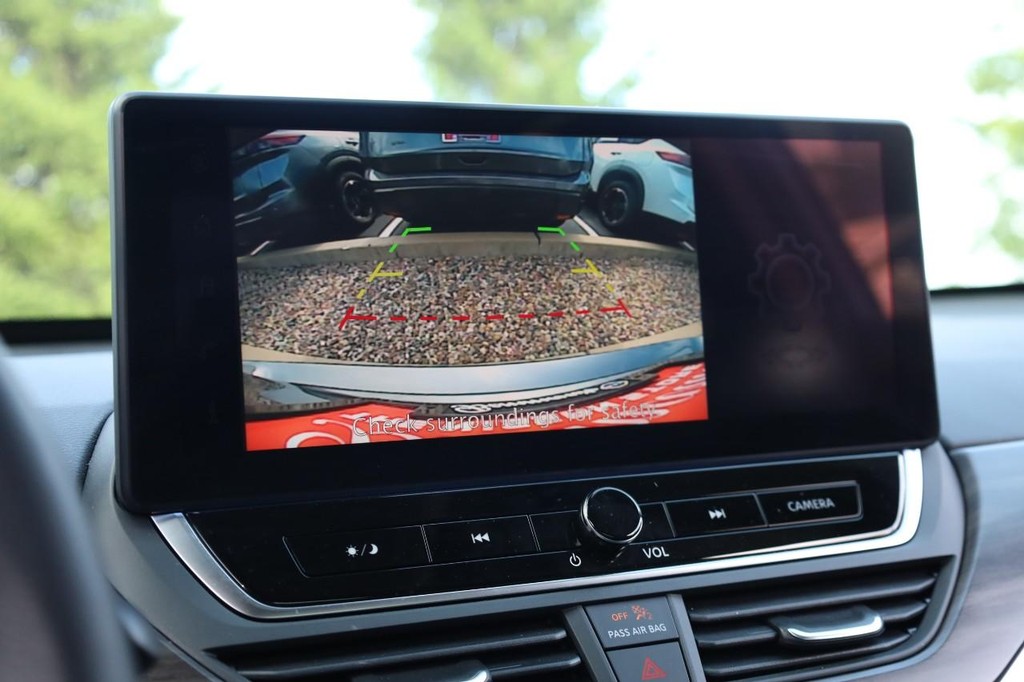 Nissan Altima Vehicle Image 13