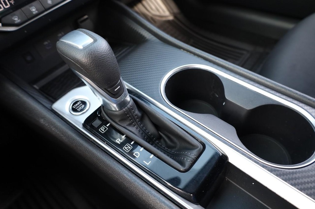 Nissan Altima Vehicle Image 16