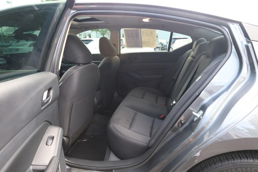Nissan Altima Vehicle Image 20