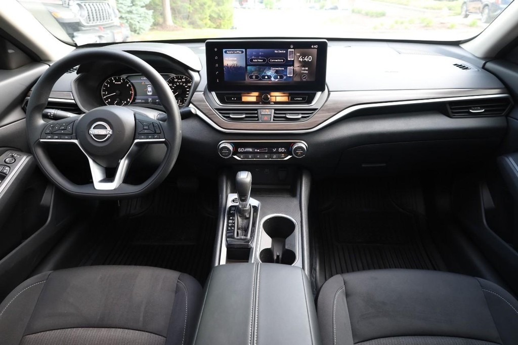 Nissan Altima Vehicle Image 22