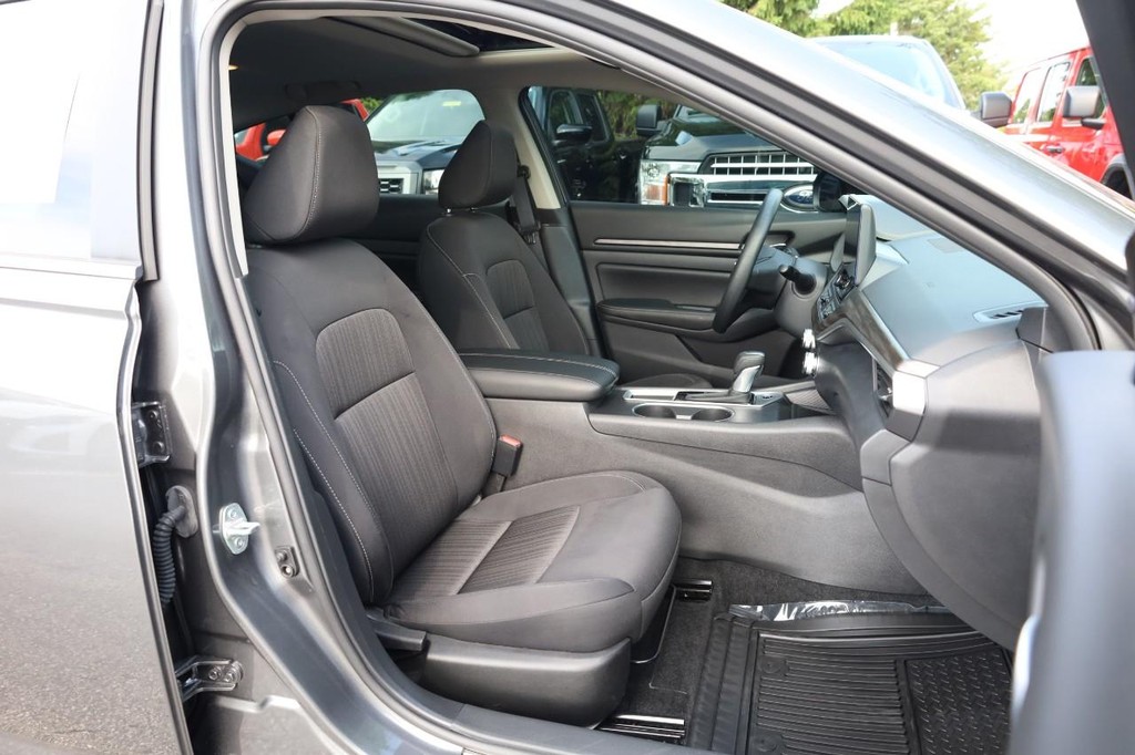 Nissan Altima Vehicle Image 24