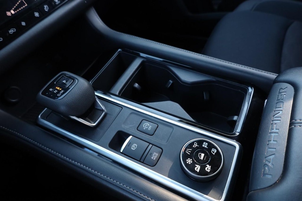 Nissan Pathfinder Vehicle Image 15