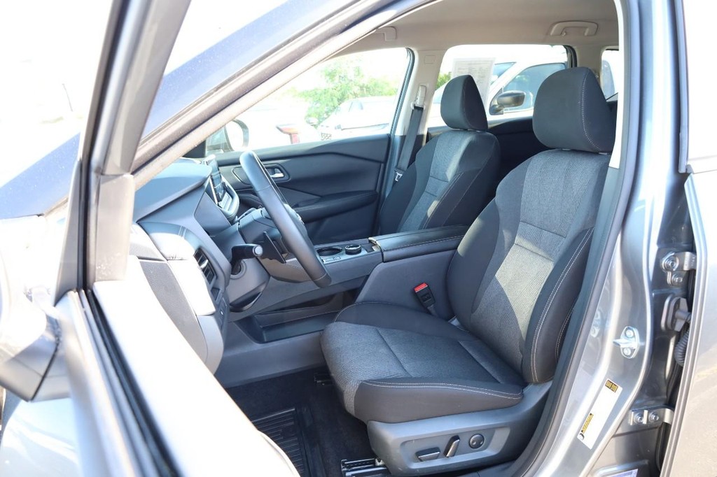 Nissan Rogue Vehicle Image 08