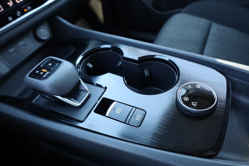 Nissan Rogue Vehicle Image 15