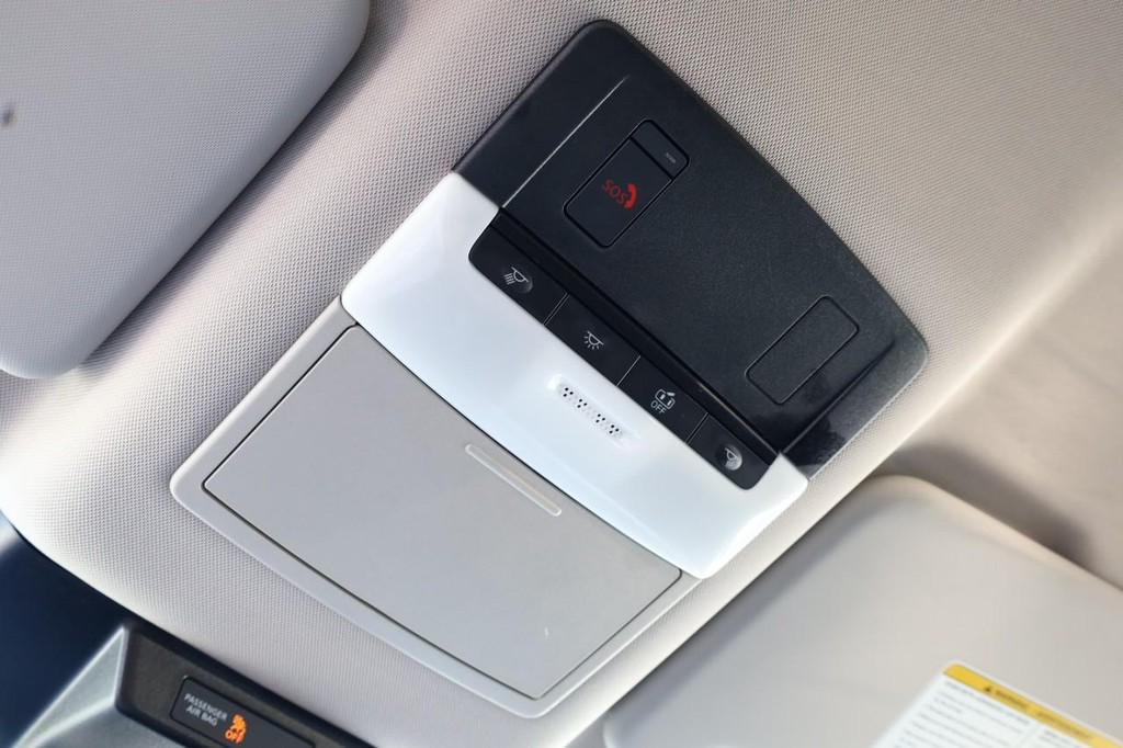 Nissan Rogue Vehicle Image 16