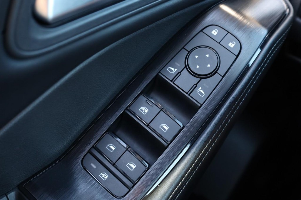 Nissan Rogue Vehicle Image 17